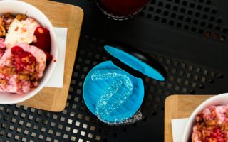 a couple of bowls of food sitting on top of a table